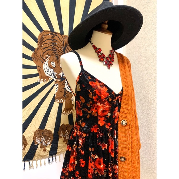 π Beautiful flower velvet romper - Picture 8 of 8